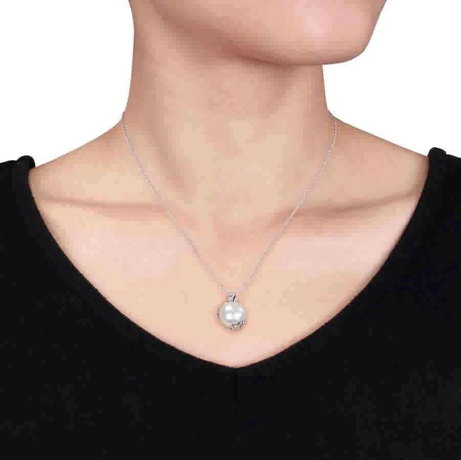 商品Amour|12 - 12.5 Mm White Cultured Freshwater Pearl and 1/10 CT TW Diamond Swirl Pendant with Chain In Sterling Silver,价格¥817,第2张图片详细描述