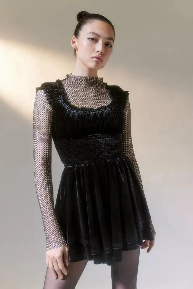 商品Urban Outfitters|UO Rosie Velvet Smocked Romper,价格¥224,第1张图片
