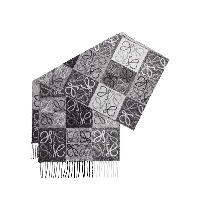 商品Loewe|罗意威 23年早春 女士黑色/白色羊毛和羊绒混纺棋盘老花图案围巾F810487X17-1102,价格¥3048,第4张图片详细描述