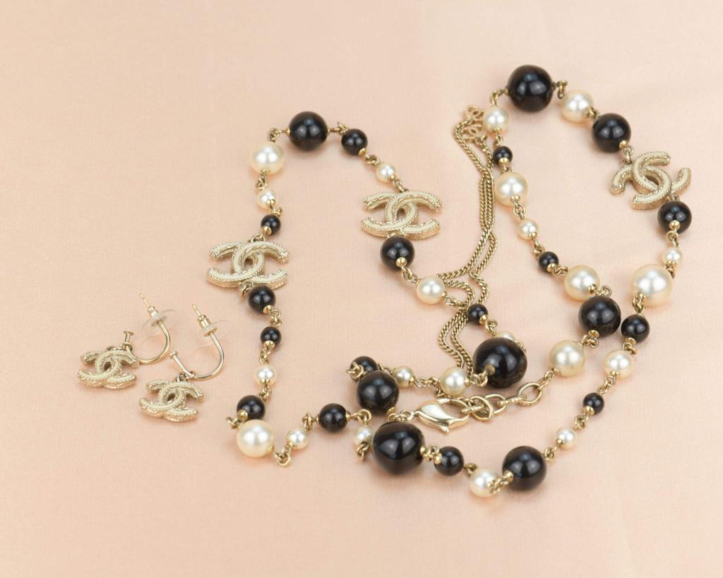 Chanel CC 2011 Pearl Necklace and Earrings Set商品第9张图片规格展示