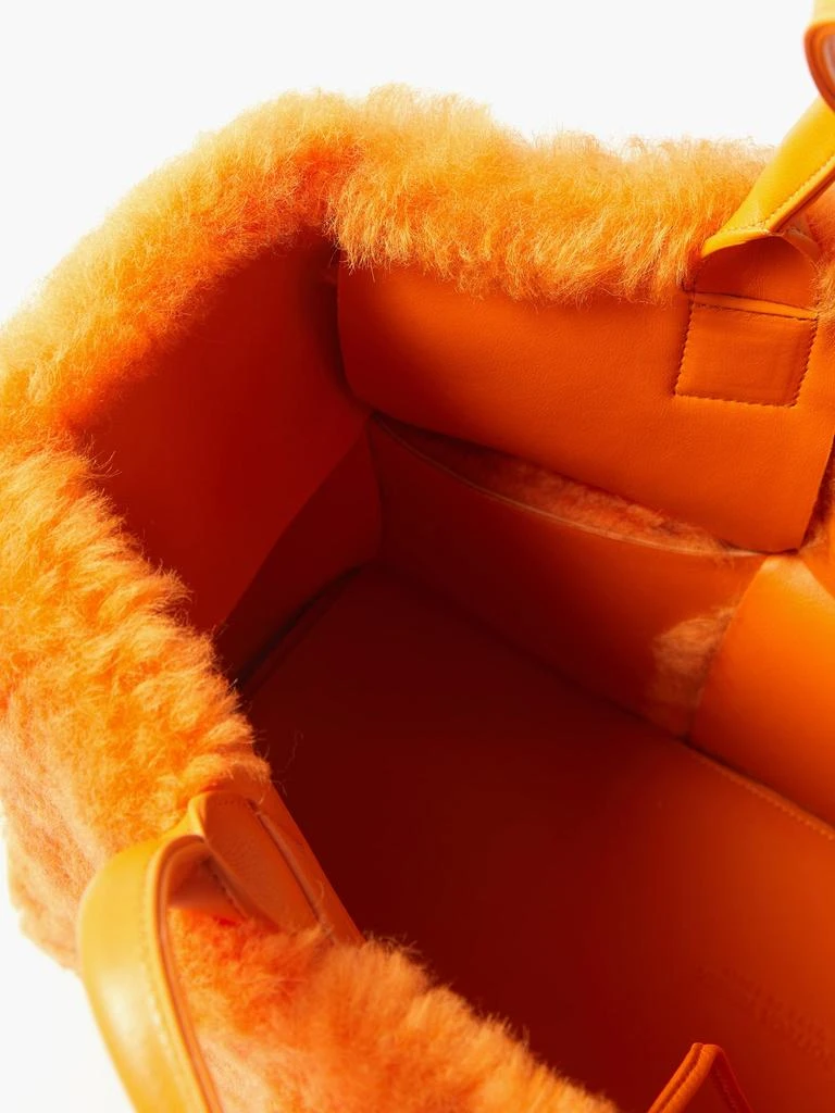 商品Bottega Veneta|The Arco medium leather and shearling tote bag,价格¥28323,第5张图片详细描述