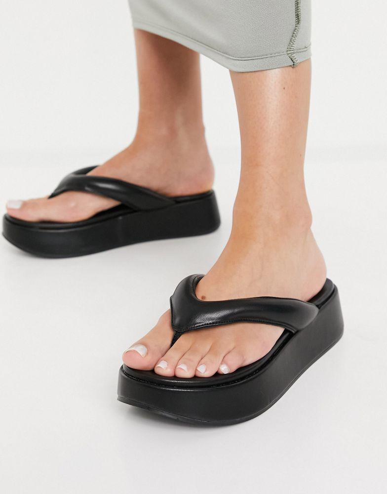 商品ASOS|ASOS DESIGN Wide Fit Ferris chunky flip flop sandals in black,价格¥121,第4张图片详细描述