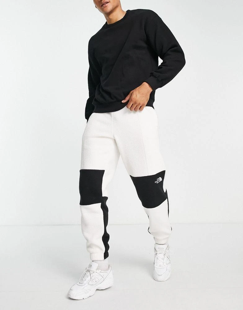 商品The North Face|The North Face Shispare high pile fleece joggers in off white Exclusive at ASOS,价格¥373,第1张图片