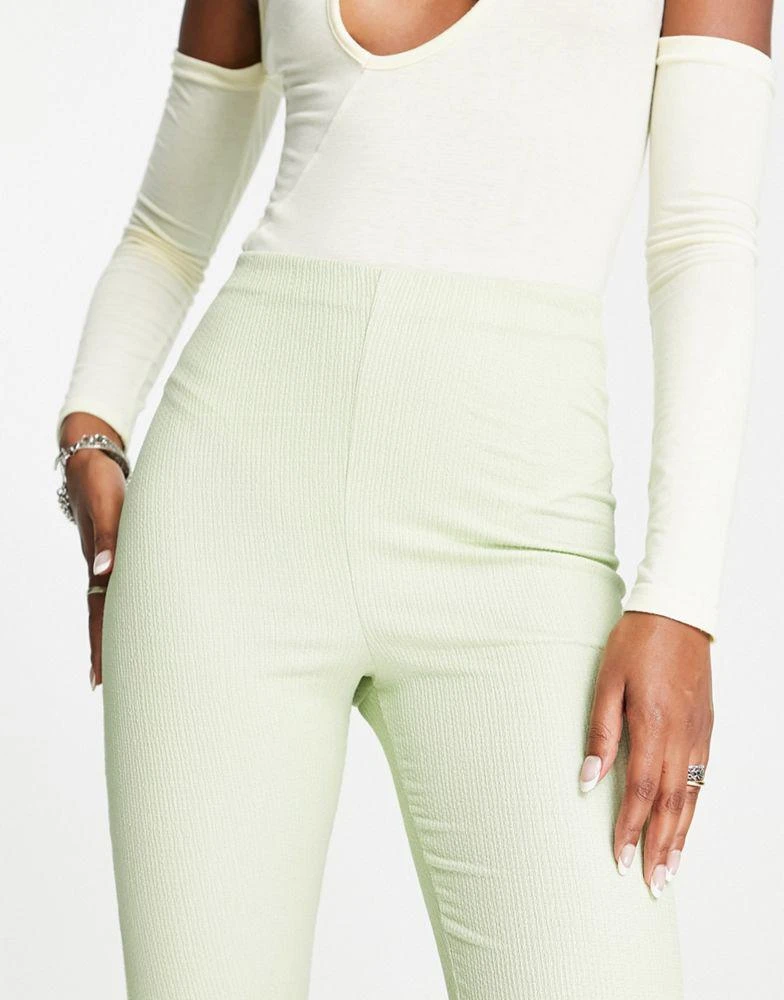 商品ASOS|ASOS DESIGN crinkle texture flare trouser in green,价格¥69,第3张图片详细描述