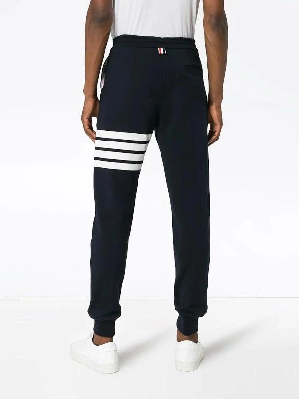 商品Thom Browne|THOM BROWNE MEN CLASSIC SWEATPANT WITH ENGINEERED 4-BAR IN CLASSIC LOOP BACK,价格¥5934,第2张图片详细描述