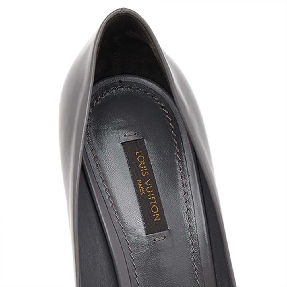 Louis Vuitton Grey Leather Metal Logo Embellished Pumps Size 38.5 商品