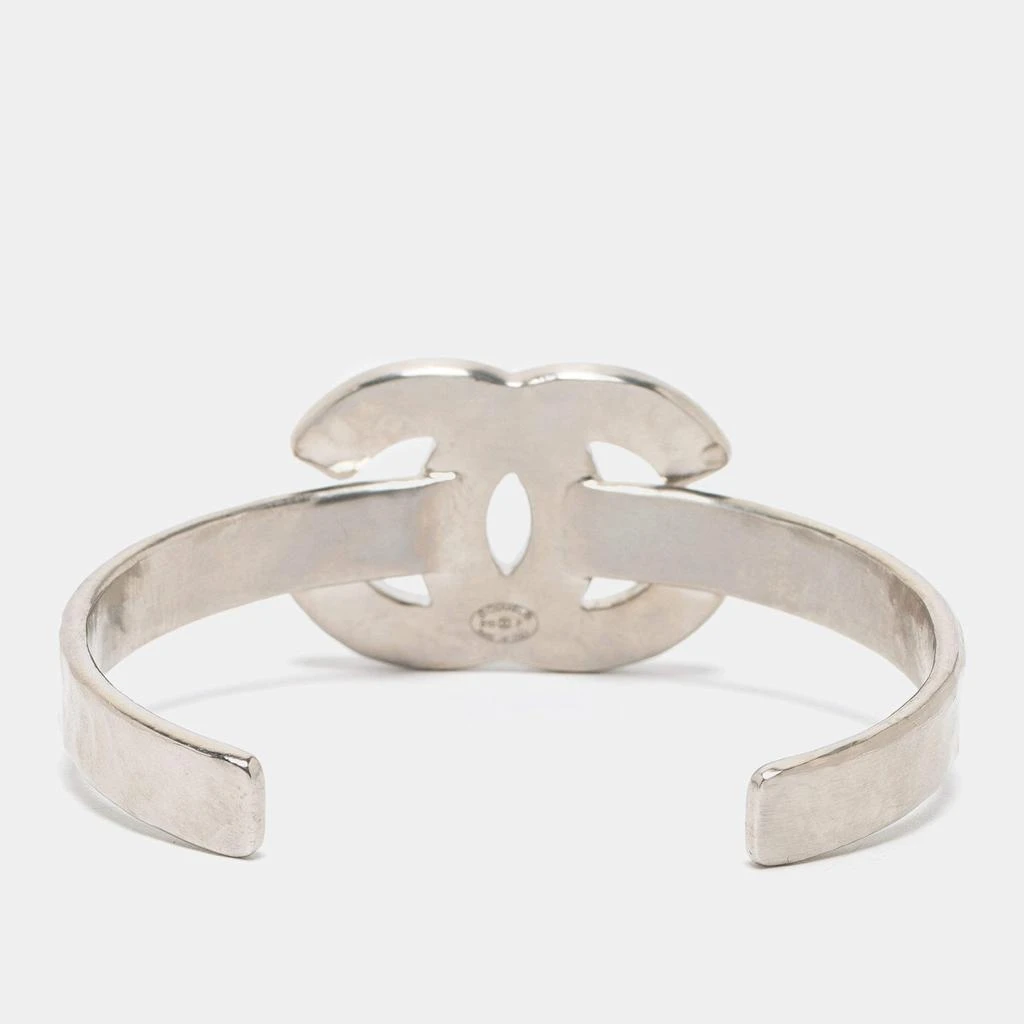 商品[二手商品] Chanel|Chanel Hammered Silver Tone Enamel CC Cuff Bracelet ,价格¥4342,第3张图片详细描述