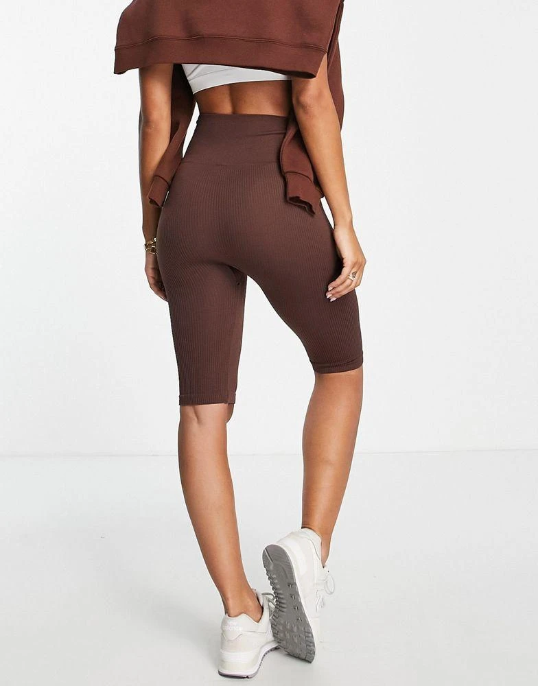 商品Stradivarius|Stradivarius seamless ribbed legging short in chocolate,价格¥54,第2张图片详细描述