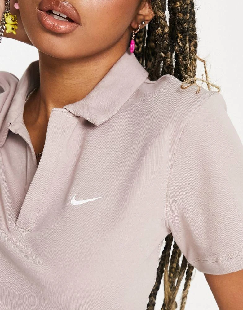 商品NIKE|Nike Essential mini swoosh short sleeve polo top in taupe,价格¥427,第4张图片详细描述