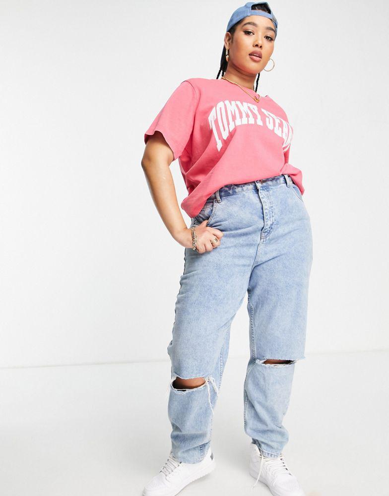 商品Tommy Jeans|Tommy Jeans Plus cotton oversized collegiate logo crop t-shirt in pink - PINK,价格¥207,第5张图片详细描述