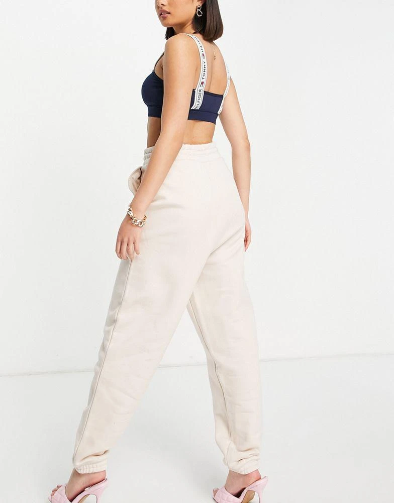 商品Tommy Hilfiger|Tommy Jeans flag logo jogger in beige,价格¥334,第3张图片详细描述