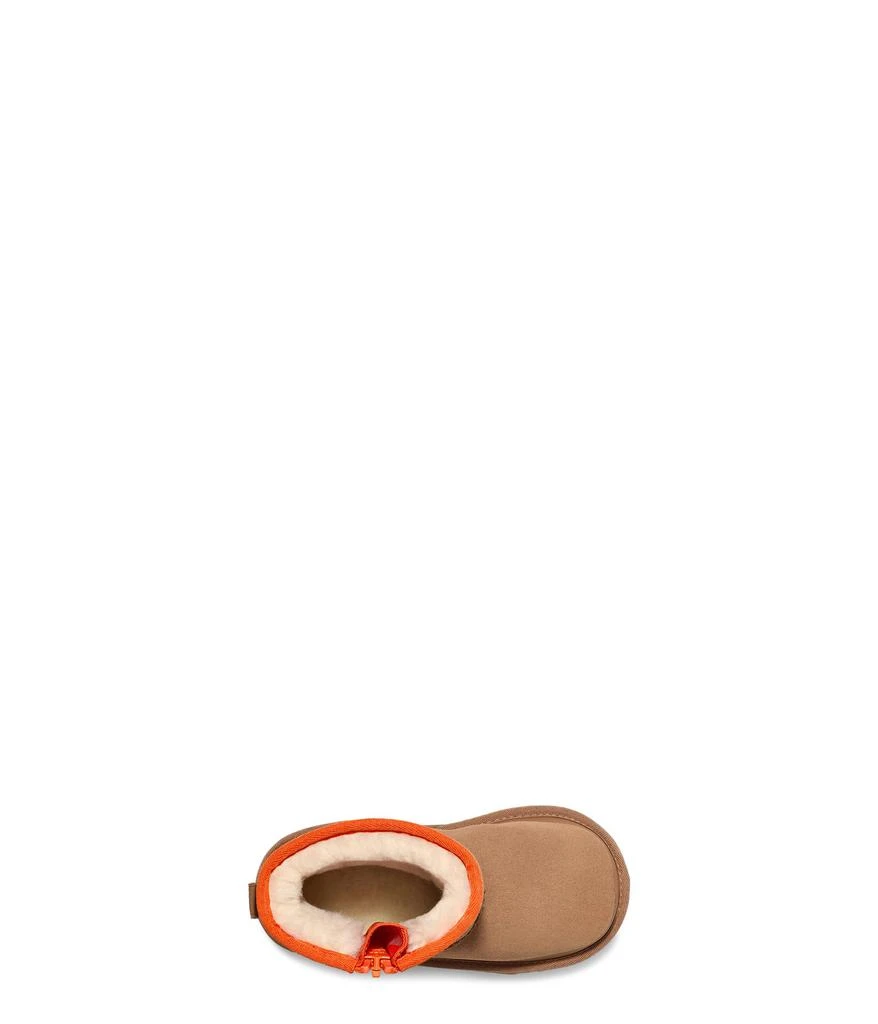 商品UGG|Classic Mini Zipper Tape Logo (Toddler/Little Kid),价格¥863,第2张图片详细描述