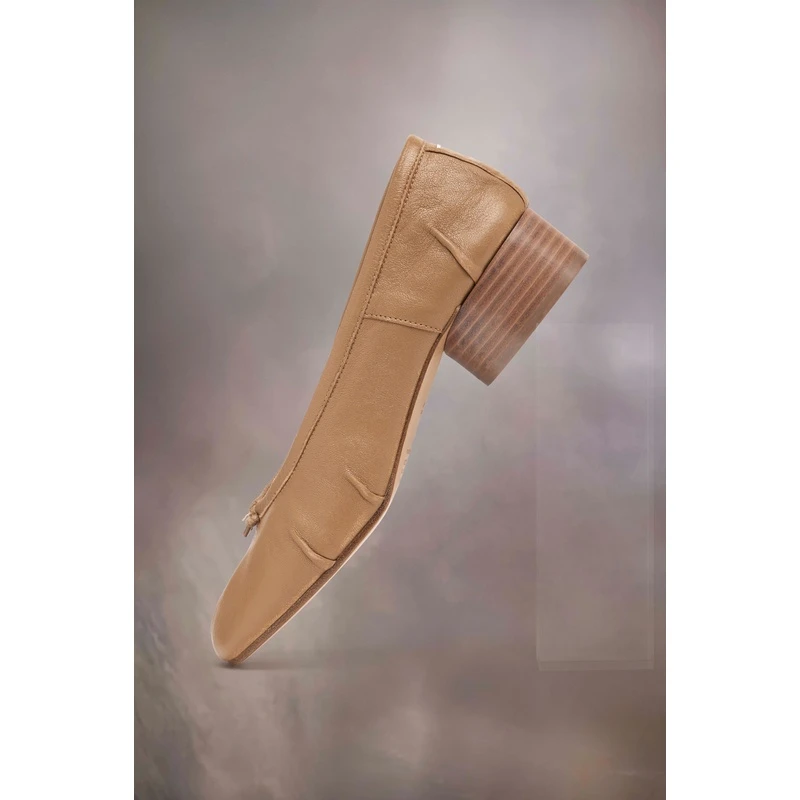 商品MAISON MARGIELA|Maison Margiela 女士棕色羊皮平跟鞋,价格¥8059,第5张图片详细描述