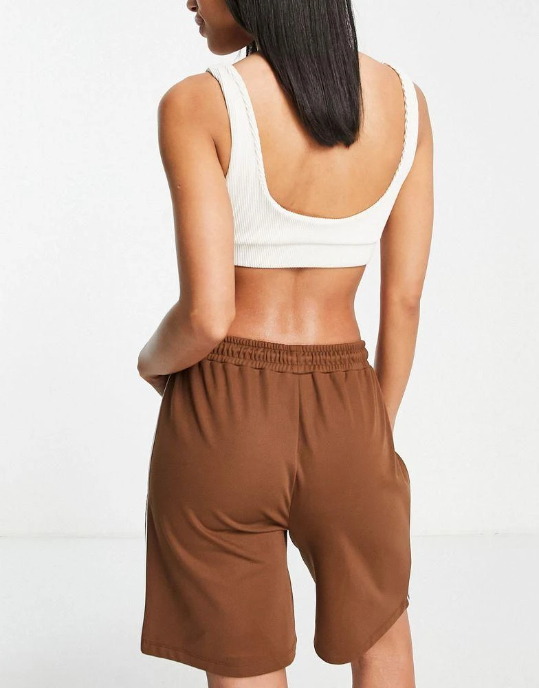 商品Topshop|Topshop tricot longline shorts with logo branding in chocolate,价格¥104,第2张图片详细描述