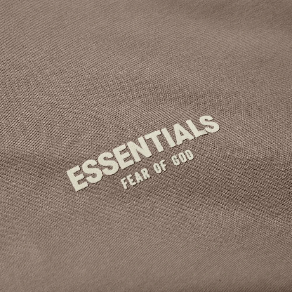 商品Essentials|FEAR OF GOD ESSENTIALS Logo Long Sleeve T-Shirt - Desert Taupe,价格¥315,第3张图片详细描述
