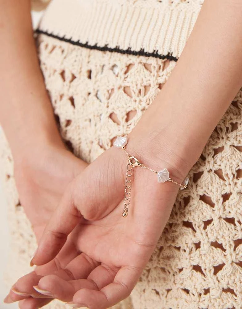 商品ASOS|ASOS DESIGN bracelet with faux pearl shells in gold tone,价格¥55,第3张图片详细描述