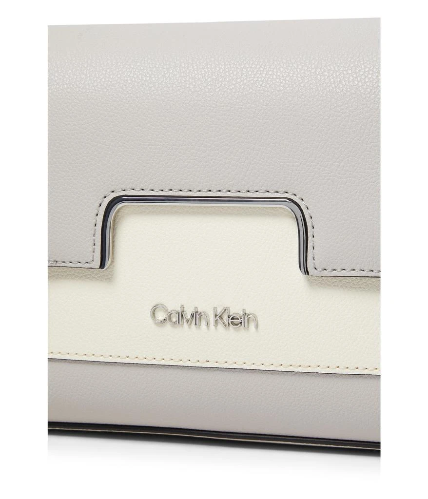 商品Calvin Klein|Finley Saffiano Crossbody,价格¥933,第3张图片详细描述