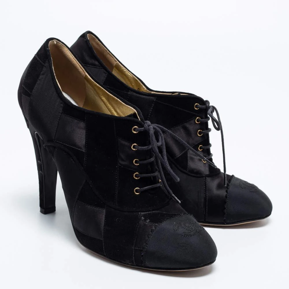 商品[二手商品] Chanel|Chanel Black Suede and Satin Patchwork Lace-Up CC Cap Toe Ankle Booties Size 41,价格¥2123,第4张图片详细描述