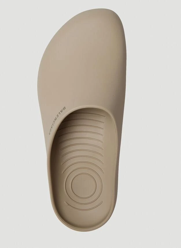 Clog Pool Slip Ons in Beige 商品