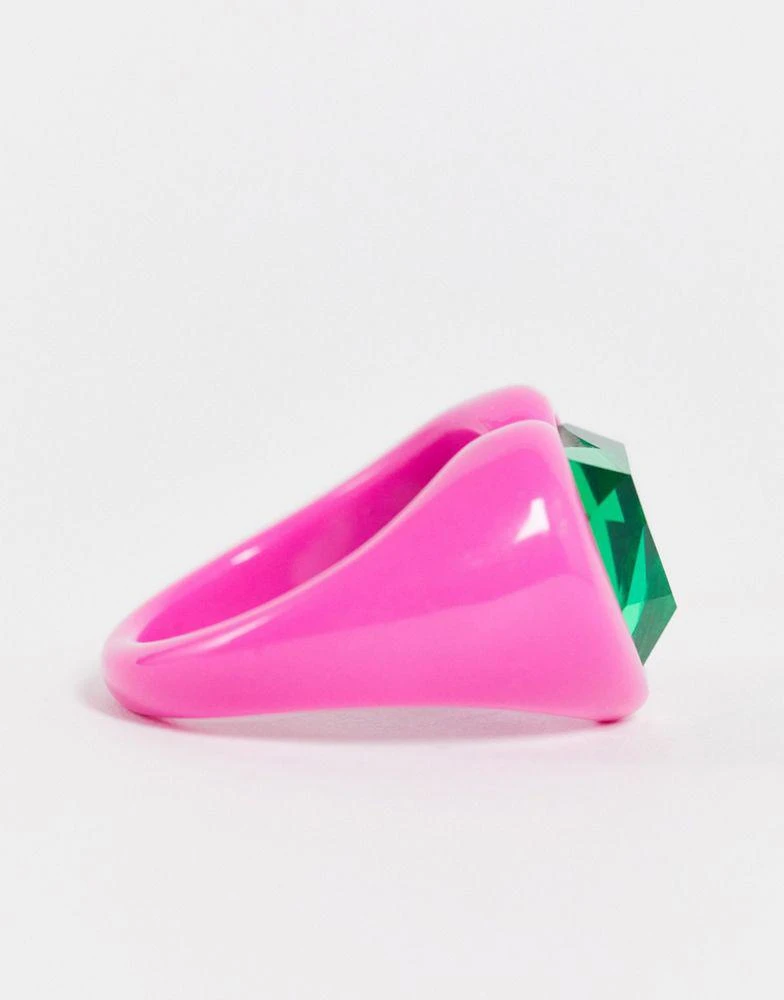 商品ASOS|ASOS DESIGN Curve ring in heart shape with emerald green jewel in hot pink plastic,价格¥29,第2张图片详细描述