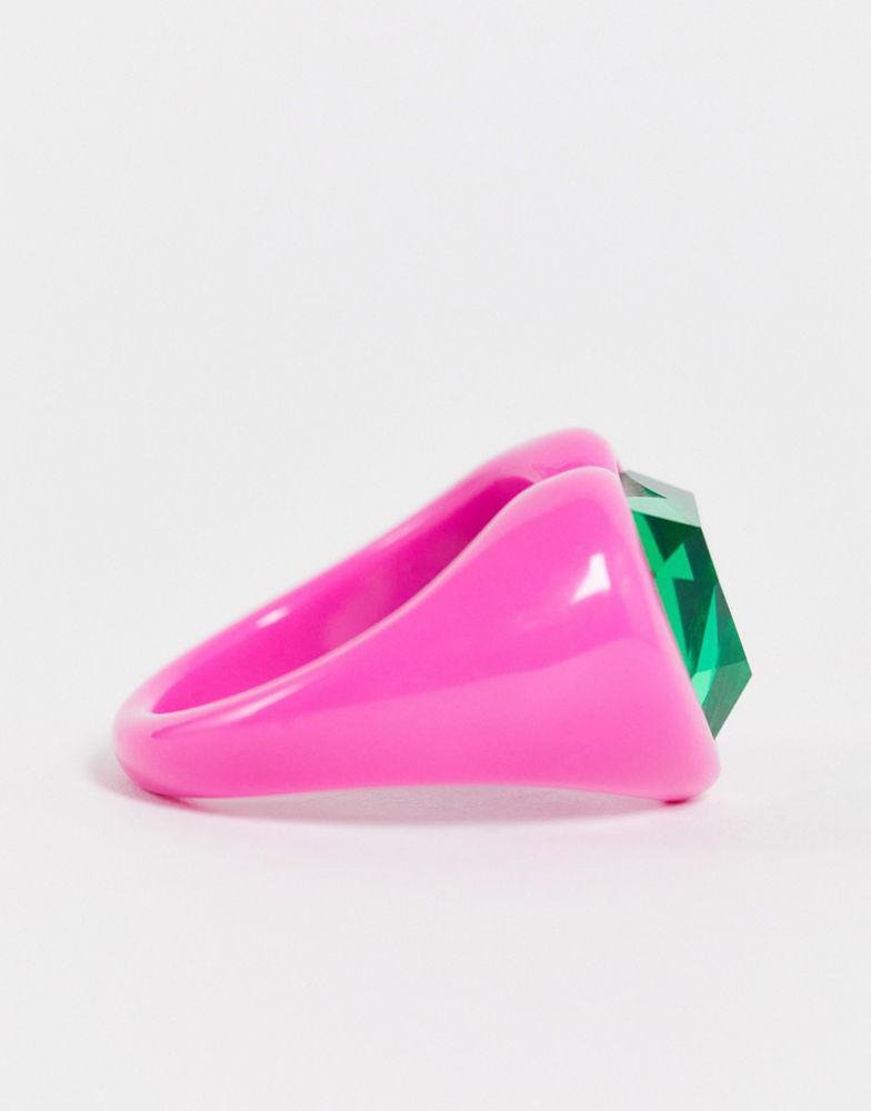 商品ASOS|ASOS DESIGN Curve ring in heart shape with emerald green jewel in hot pink plastic,价格¥27,第4张图片详细描述
