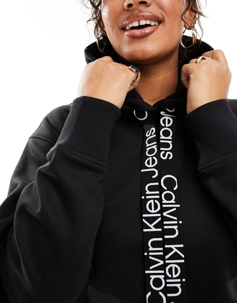 商品Calvin Klein|Calvin Klein Jeans Plus logo drawcord hoodie in black,价格¥865,第2张图片详细描述