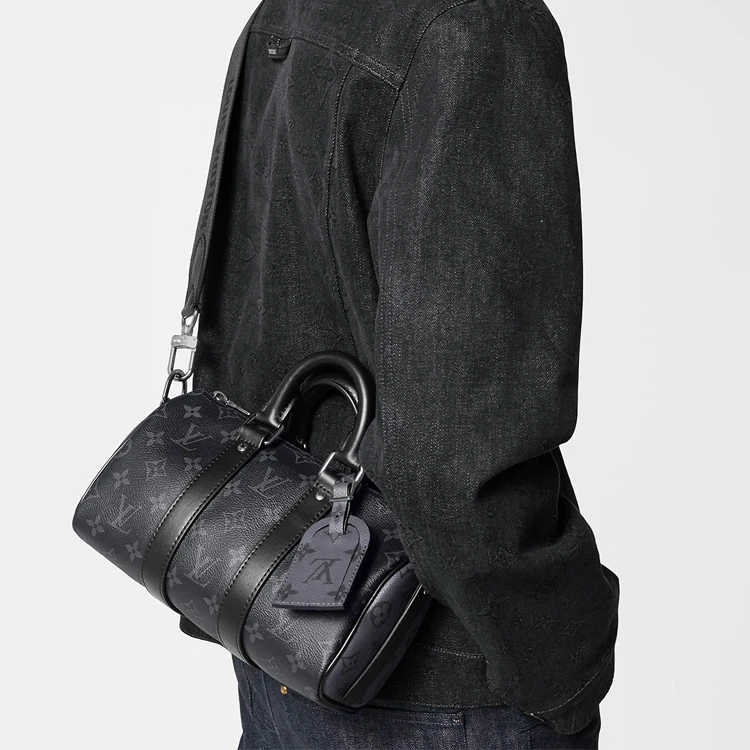 商品[国内直发] Louis Vuitton|keepall 25 金属件黑武士老花可调节肩带 涂层帆布牛皮革饰边 手提单肩斜挎包 常规 男款 黑色/灰色,价格¥20594,第9张图片详细描述