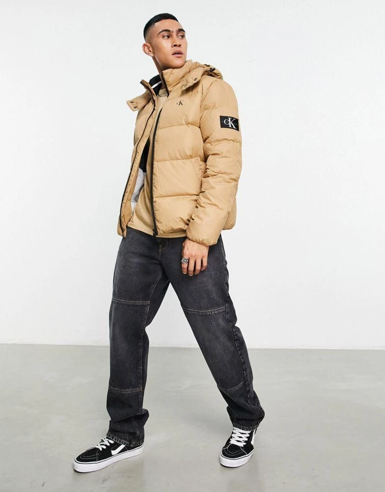 商品Calvin Klein|Calvin Klein Jeans essentials logo detatchable hood down puffer jacket in camel,价格¥1073,第1张图片