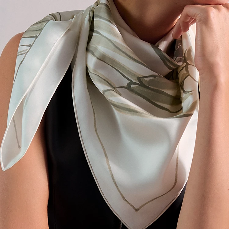 商品[国内直发] Hermes|爱马仕 自由飞马 斜纹真丝 丝巾 女款 白色,价格¥3588,第6张图片详细描述