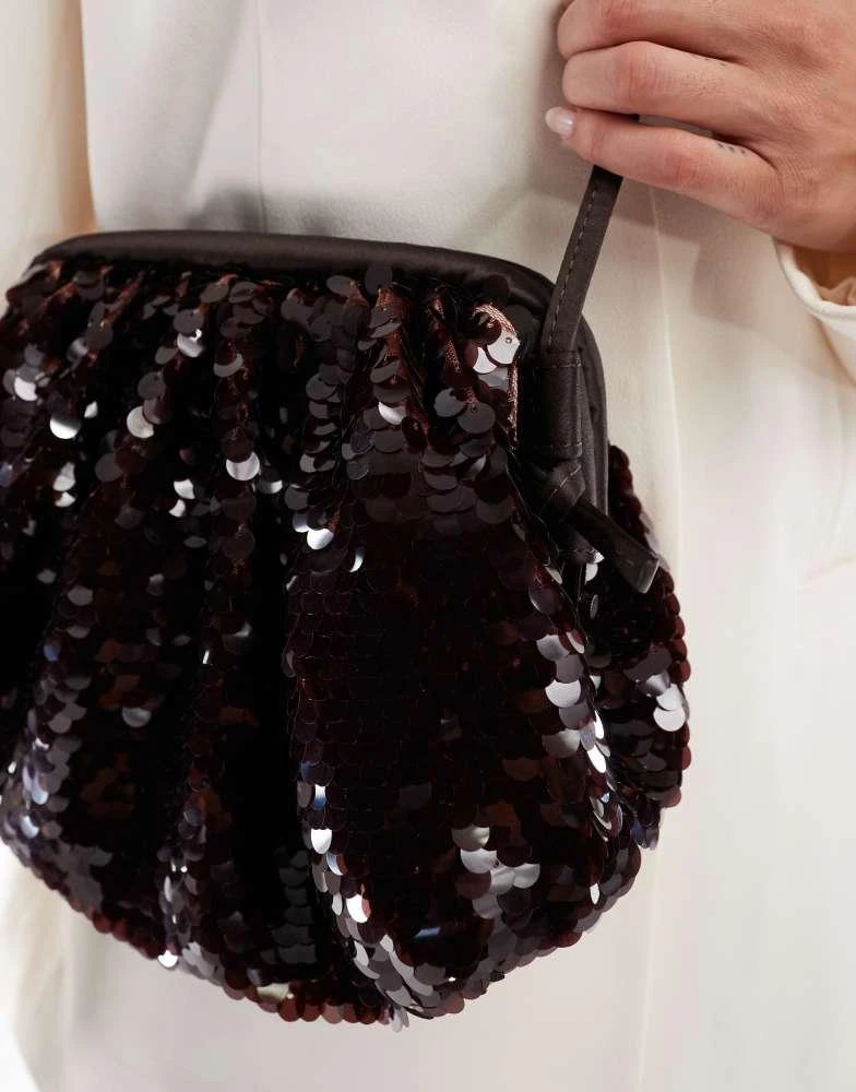 商品Becksondergaard|Becksondergaard bonita sequin pillow clutch bag with crossbody strap in brown,价格¥860,第4张图片详细描述