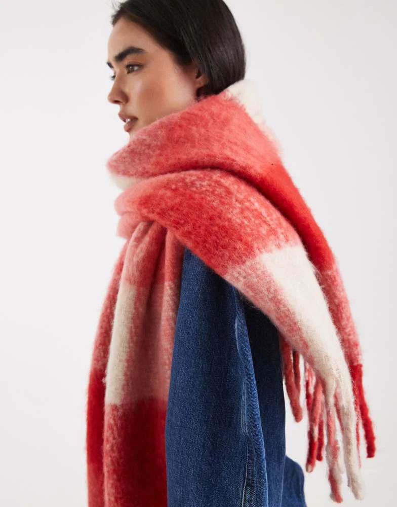 商品Threadbare|Threadbare blanket scarf in red gingham print,价格¥161,第3张图片详细描述