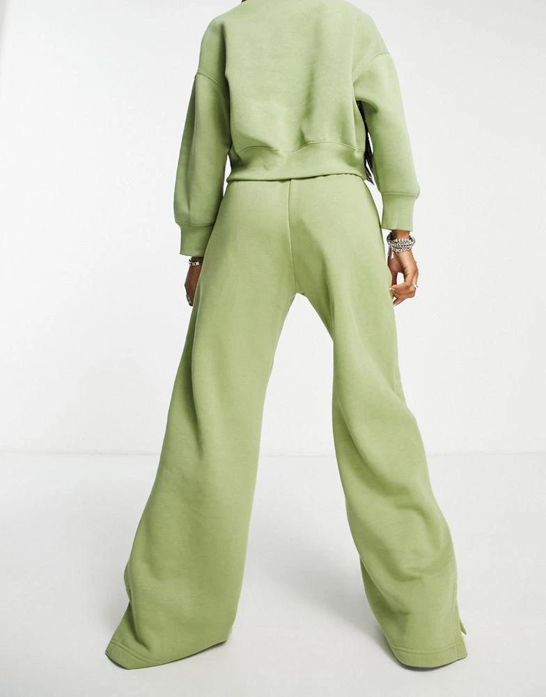 商品NIKE|Nike mini swoosh high rise wide leg joggers in alligator green,价格¥542,第2张图片详细描述