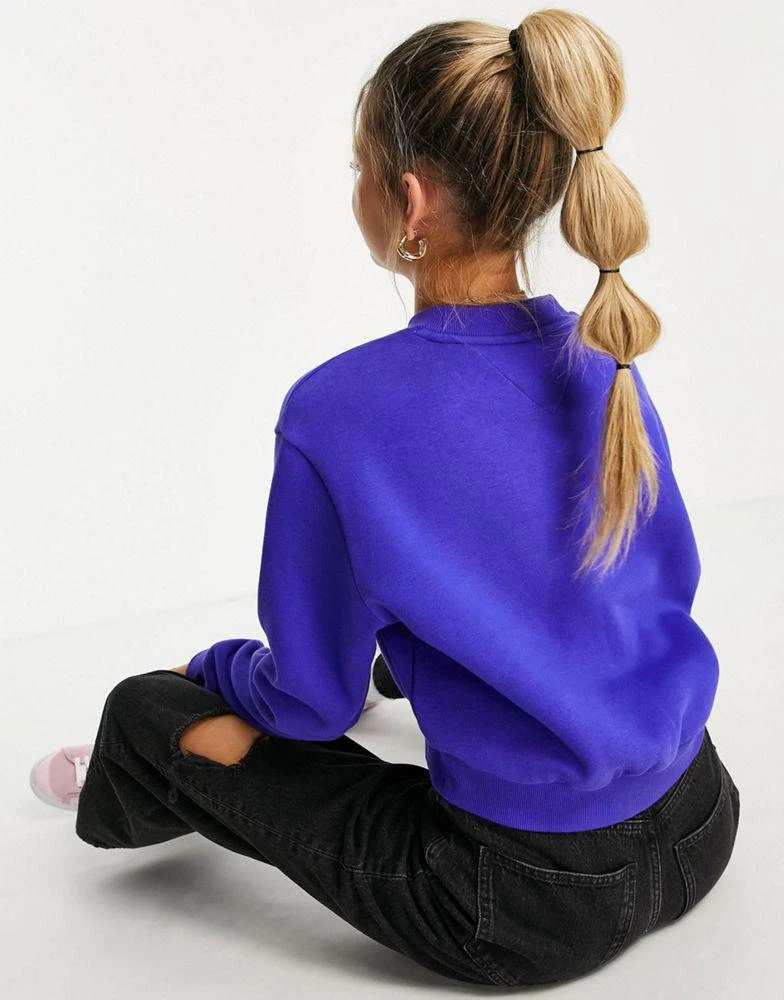 商品Tommy Hilfiger|Tommy Jeans long sleeve logo sweatshirt in blue,价格¥623,第2张图片详细描述