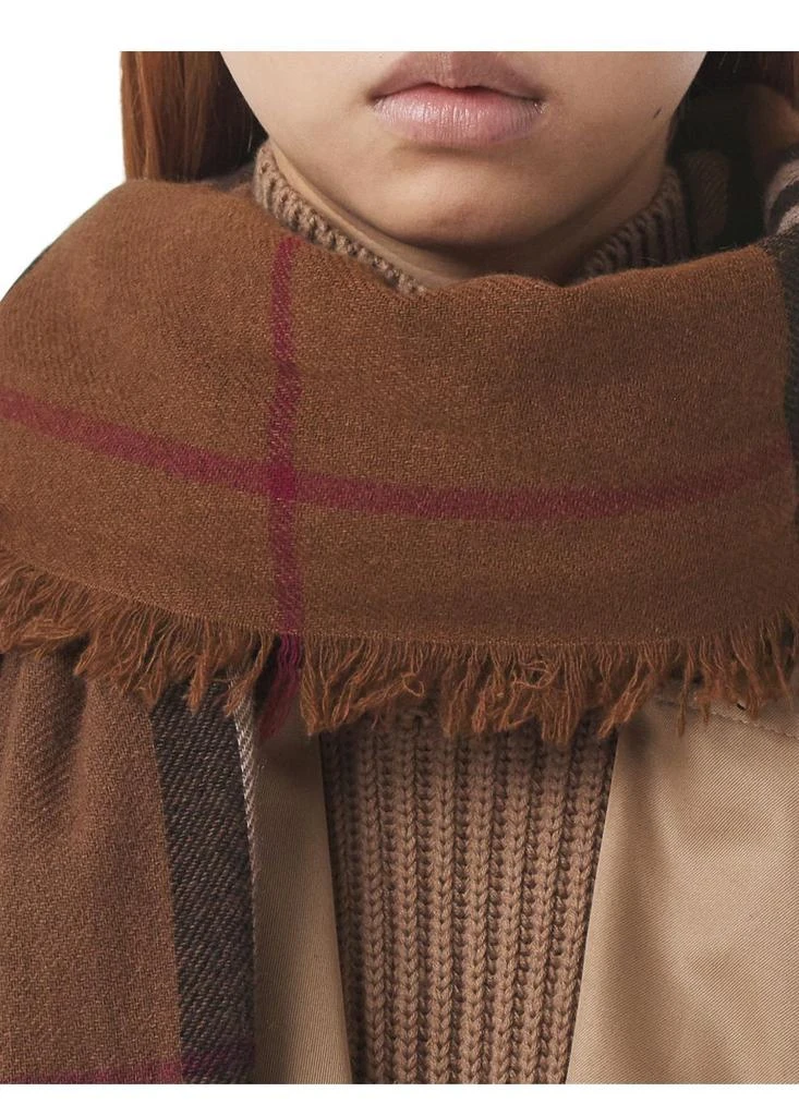 商品Burberry|Check cashmere scarf,价格¥4927,第4张图片详细描述