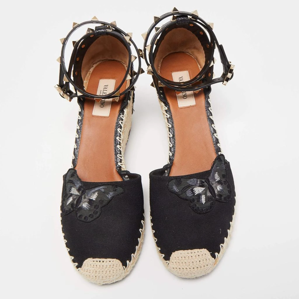 商品[二手商品] Valentino|Valentino Black Canvas Rockstud Butterfly Applique Espadrille Wedge Pumps Size 39,价格¥2206,第3张图片详细描述