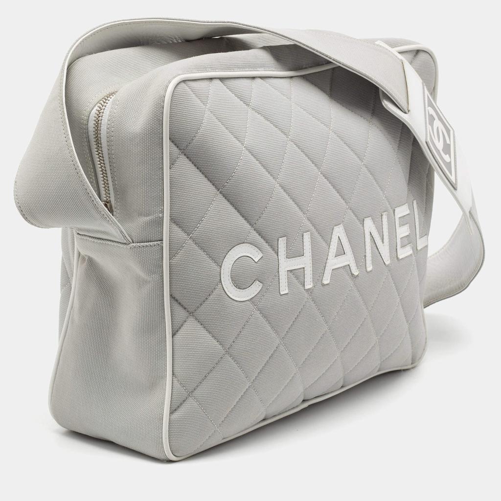 商品[二手商品] Chanel|Chanel Light Grey/White Quilted Canvas and Leather Messenger Bag,价格¥8632,第5张图片详细描述