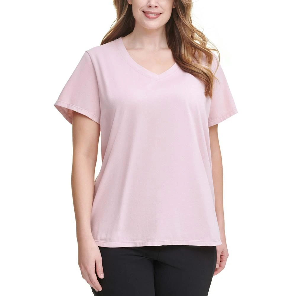 商品Calvin Klein|Plus Size Logo Patch V-Neck T-Shirt,价格¥111,第1张图片详细描述