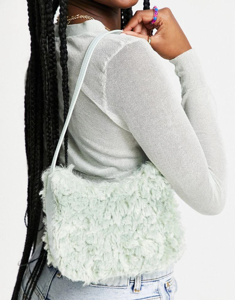 商品ASOS|ASOS DESIGN curved shoulder bag with chain link strap in green faux fur,价格¥65,第1张图片