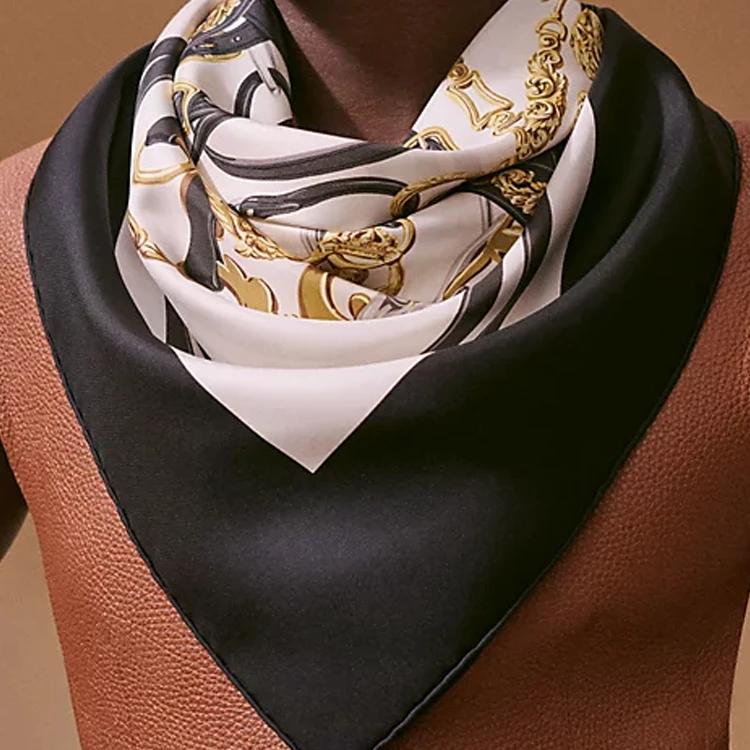商品[国内直发] Hermes|爱��马仕 华丽的缰辔90典藏 图案印花卷边 丝巾 女款 黑色,价格¥3958,第8张图片详细描述