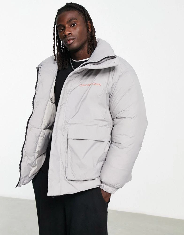 商品Calvin Klein|Calvin Klein Jeans oversized puffer jacket in light grey,价格¥1489,第2张图片详细描述