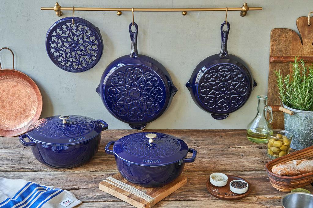 Staub Cast Iron 3.75-qt Essential French Oven with Lilly Lid商品第3张图片规格展示