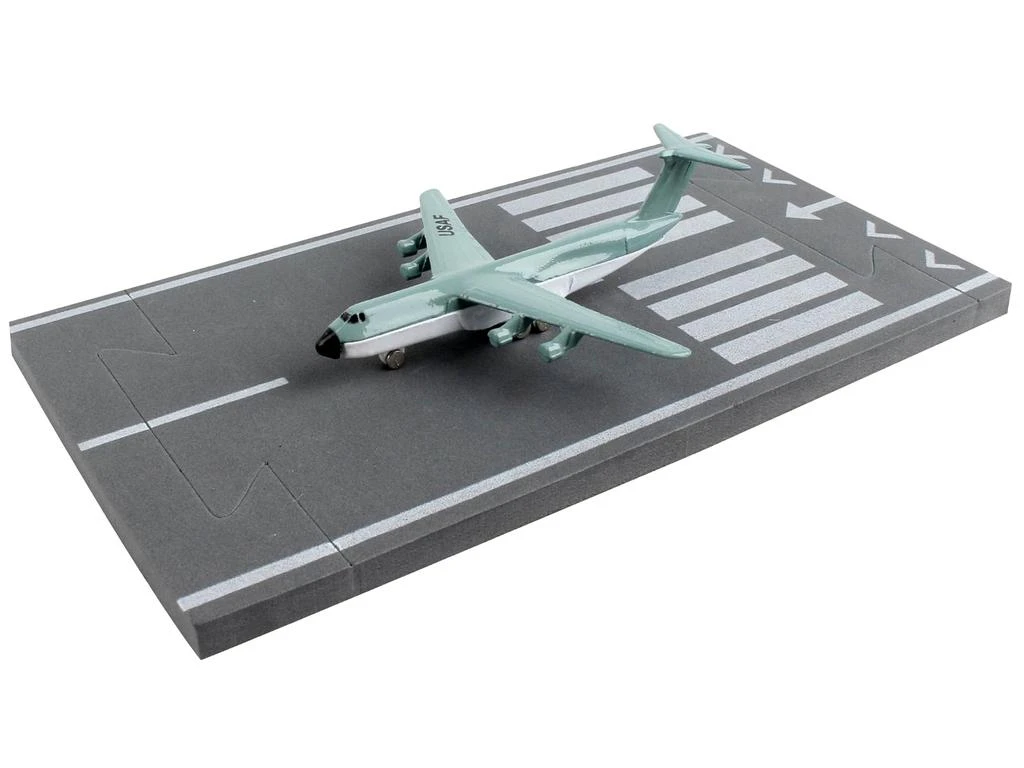 商品Runway24|Lockheed C-5 Galaxy Transport Aircraft Gray and White "United States Air Force" with Runway Section Diecast Model Airplane by,价格¥162,第2张图片详细描述