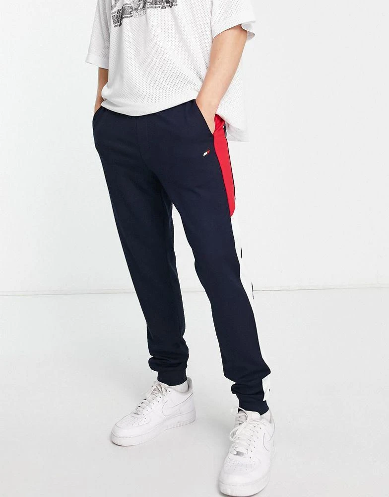 商品Tommy Hilfiger|Tommy Hilfiger Performance colorblock cuffed joggers in navy,价格¥584,第1张图片