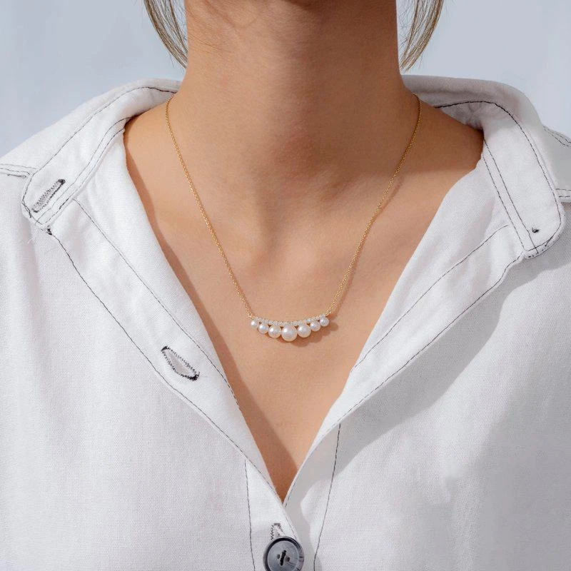 商品Diamonbliss|Curve Bar Pearl Pendant Necklace,价格¥189,第2张图片详细描述