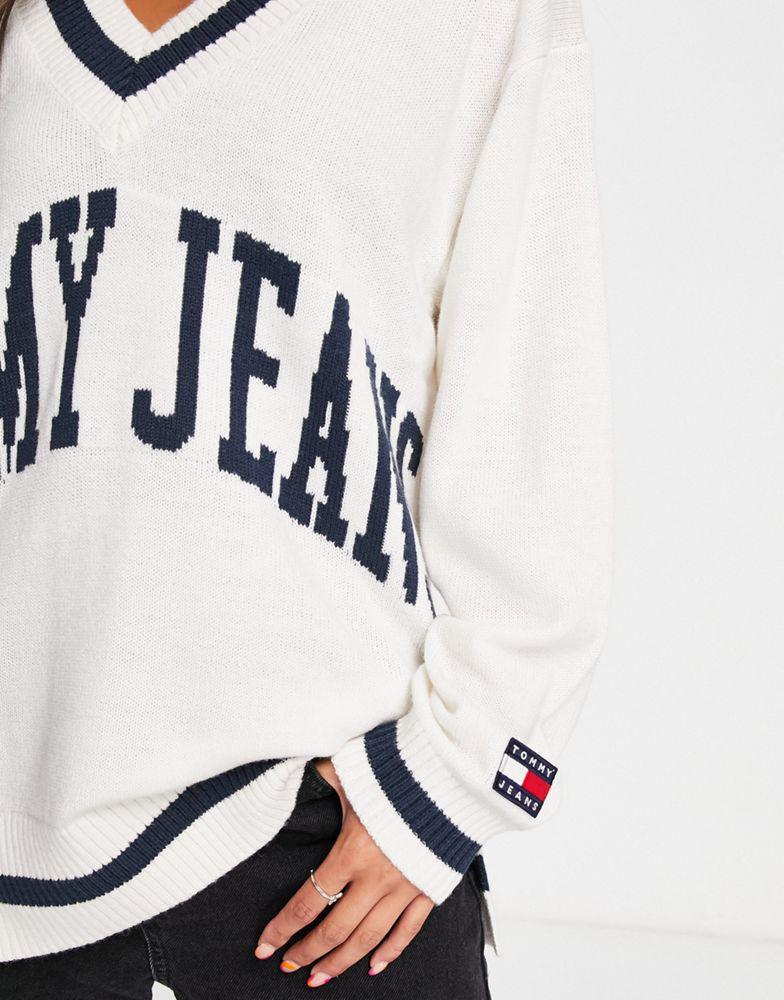 商品Tommy Jeans|Tommy Jeans x ASOS exclusive v neck knitted jumper in ecru,价格¥833,第6张图片详细描述