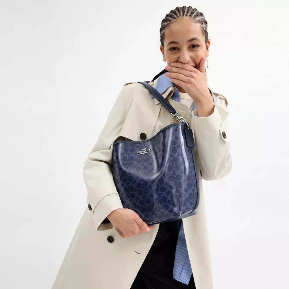 商品Coach|City Large Bucket Bag In Signature Canvas,价格¥1138,第3张图片详细描述