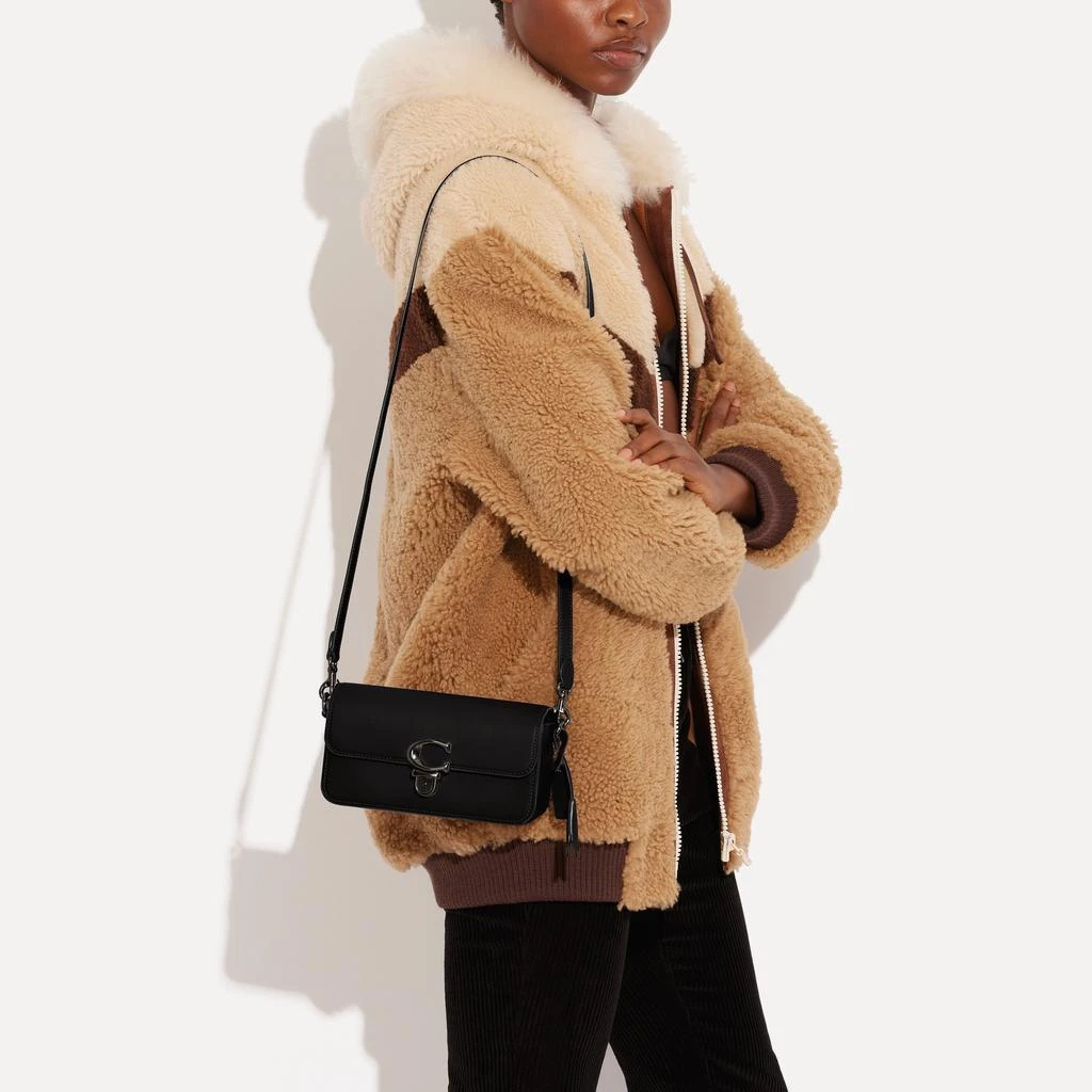 商品Coach|Glovetanned Leather Studio Baguette Bag,价格¥3002,第2张图片详细描述
