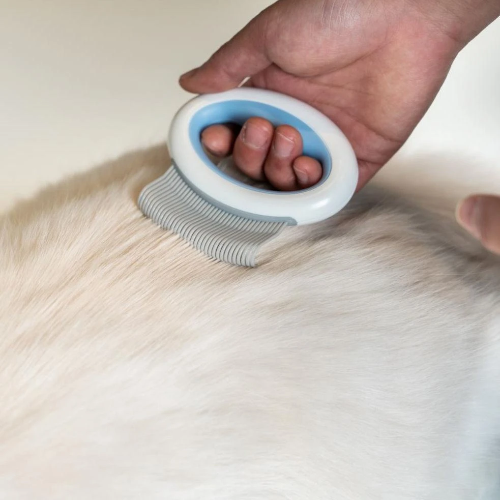 商品Pet Life|'Knuckler' Handheld Travel Flexible Grooming Pet Rake Comb,价格¥135,第5张图片详细描述