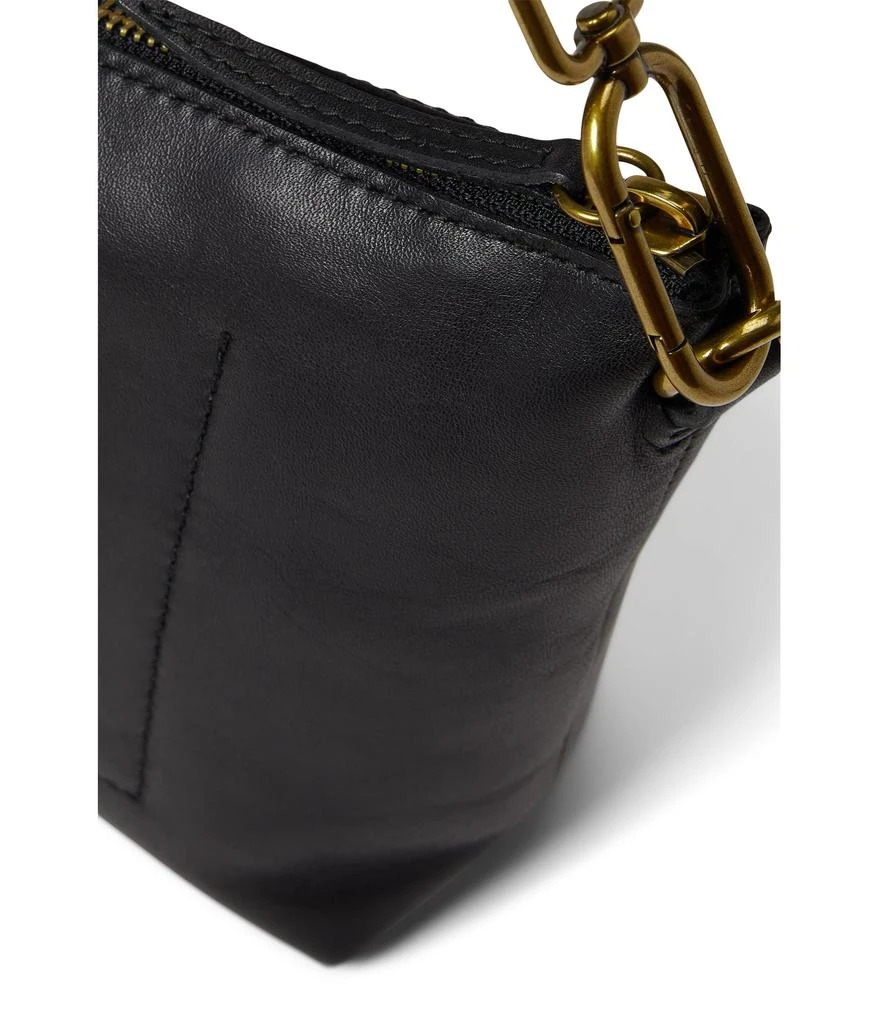 商品Madewell|The Leather Carabiner Crossbody Sling Bag: Webbing Strap Edition,价格¥1182,第4张图片详细描述