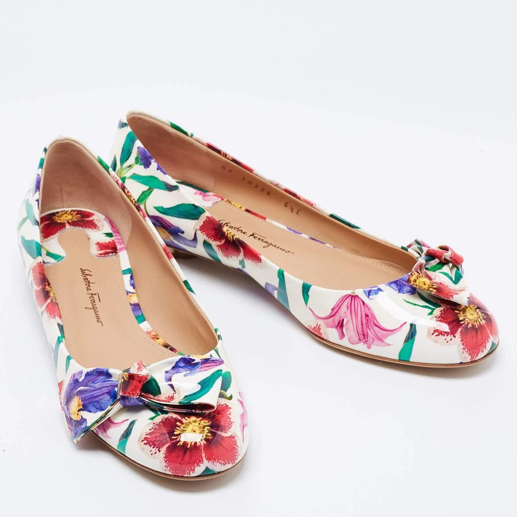 商品Salvatore Ferragamo|Salvatore Ferragamo White Floral Print Patent Leather Avola Bow Ballet Flats Size 37,价格¥2722,第4张图片详细描述